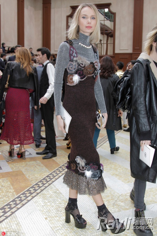 李嫣再爆神模仿视频！还和鬼怪新娘“撞项链”