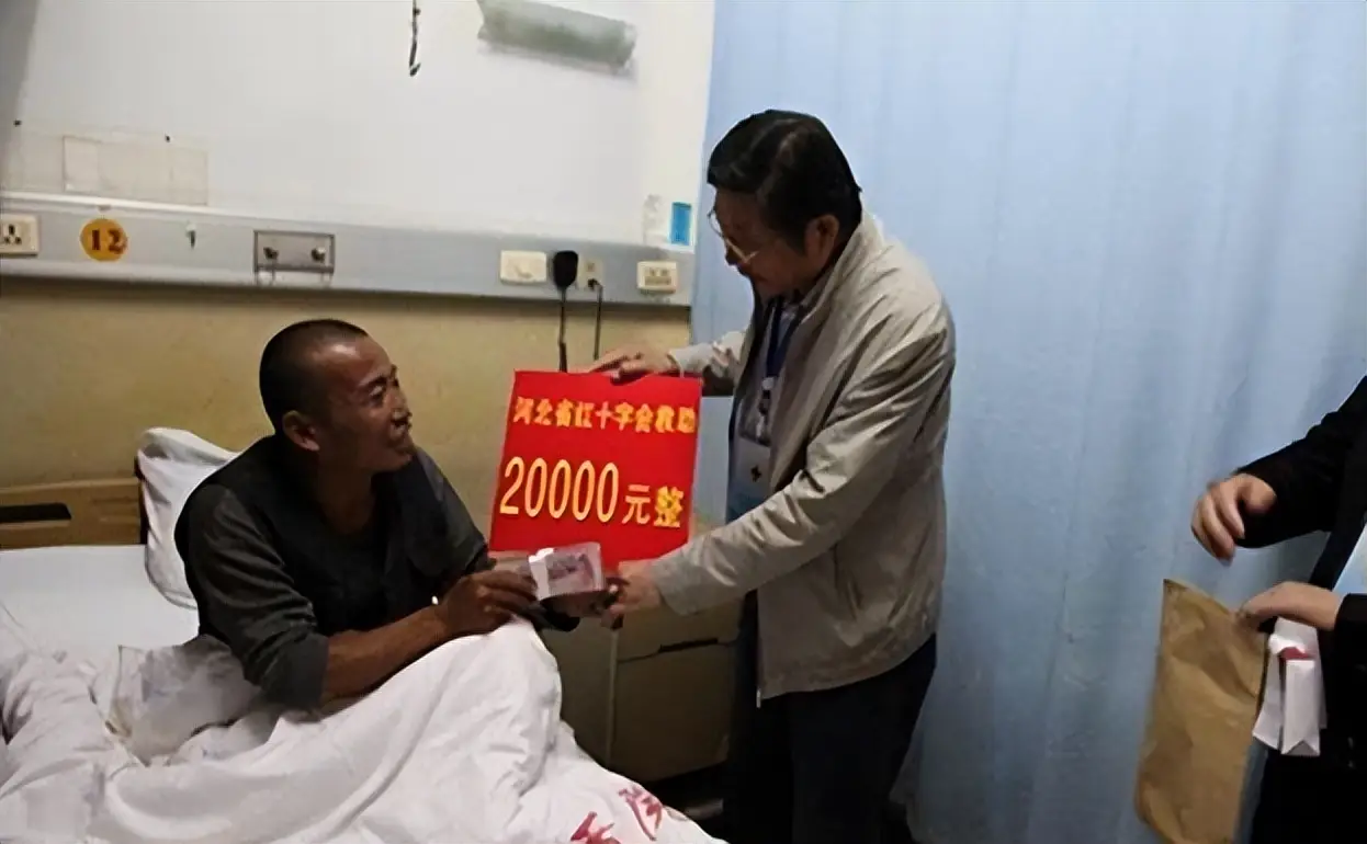 河北男子拿不出100万手术费，回家自己锯掉右腿，13年过去怎样了