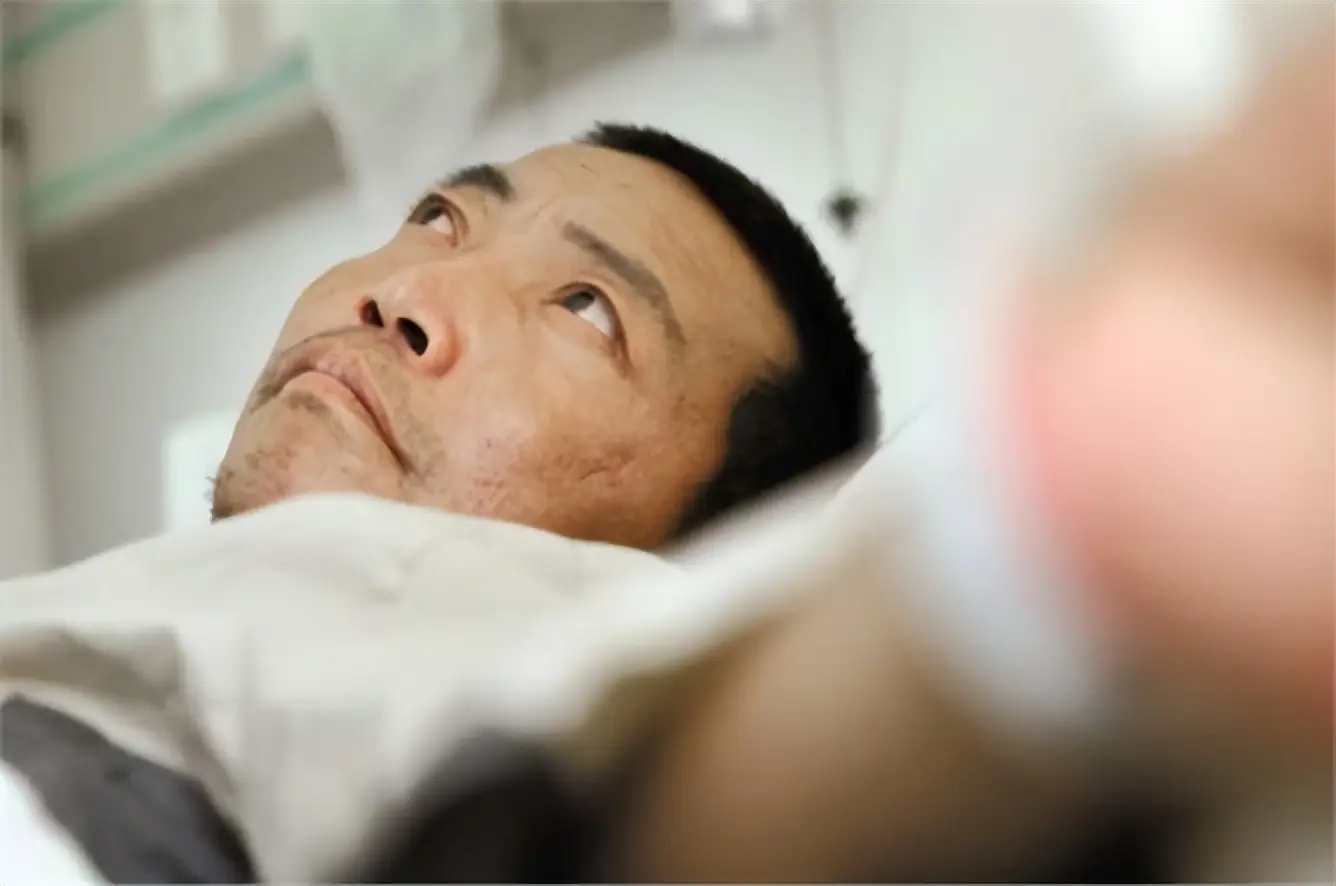 河北男子拿不出100万手术费，回家自己锯掉右腿，13年过去怎样了