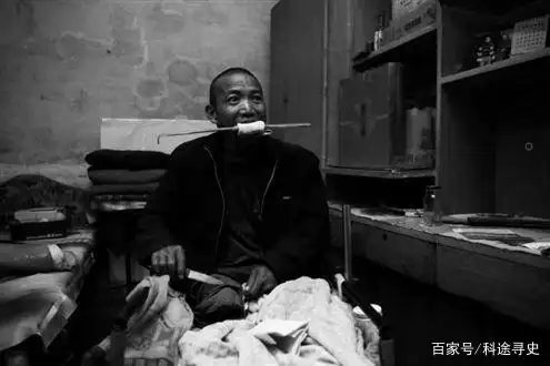 纪实：男人可以多坚强？为节省百万医疗费，自己忍痛锯断右腿求生