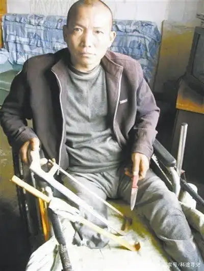纪实：男人可以多坚强？为节省百万医疗费，自己忍痛锯断右腿求生