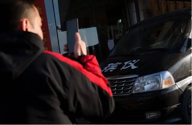 灵车司机接过2000多具遗体，唯独一种让他崩溃，不敢回头看！