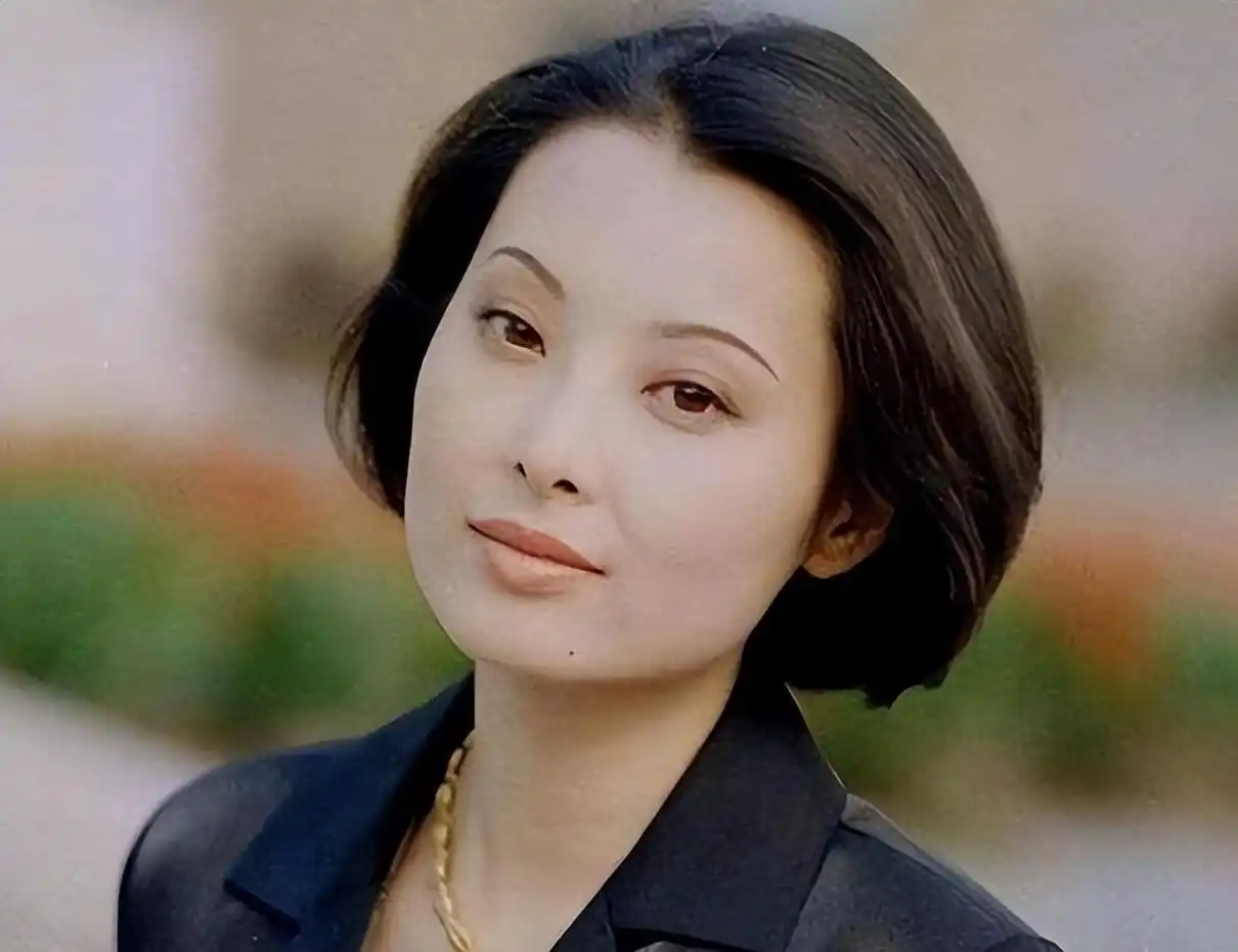 袁立与他共同生活了12年，奉献了青春年华