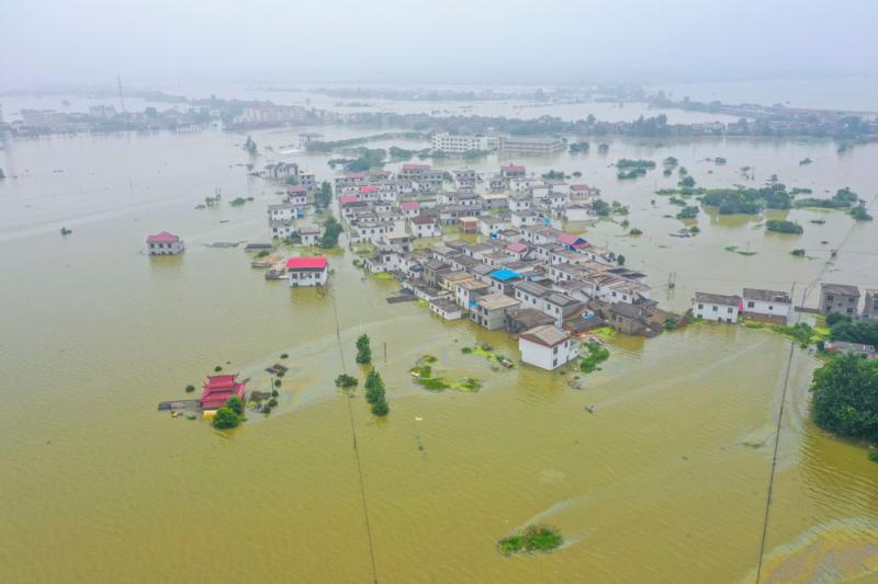 【现场直击】江西永修县：洪水正在消退，堤坝仍有垮塌风险，村民齐心保卫家园