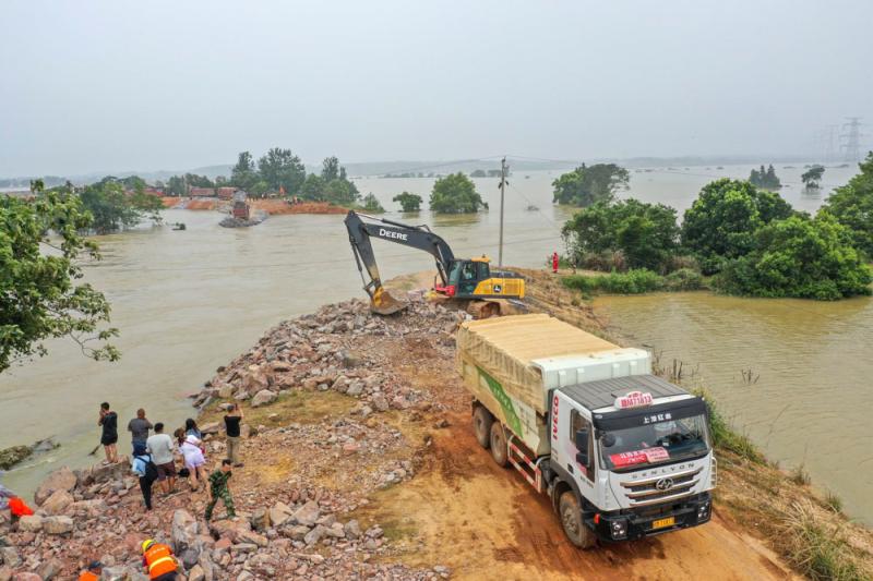【现场直击】江西永修县：洪水正在消退，堤坝仍有垮塌风险，村民齐心保卫家园