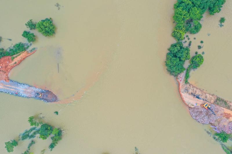 【现场直击】江西永修县：洪水正在消退，堤坝仍有垮塌风险，村民齐心保卫家园
