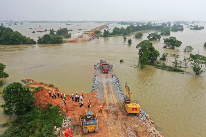 【现场直击】江西永修县：洪水正在消退，堤坝仍有垮塌风险，村民齐心保卫家园