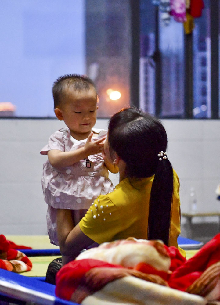 【现场直击】江西永修县：洪水正在消退，堤坝仍有垮塌风险，村民齐心保卫家园