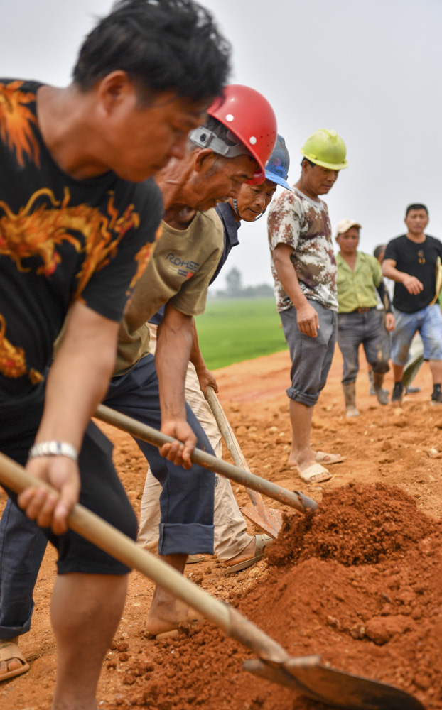 【现场直击】江西永修县：洪水正在消退，堤坝仍有垮塌风险，村民齐心保卫家园