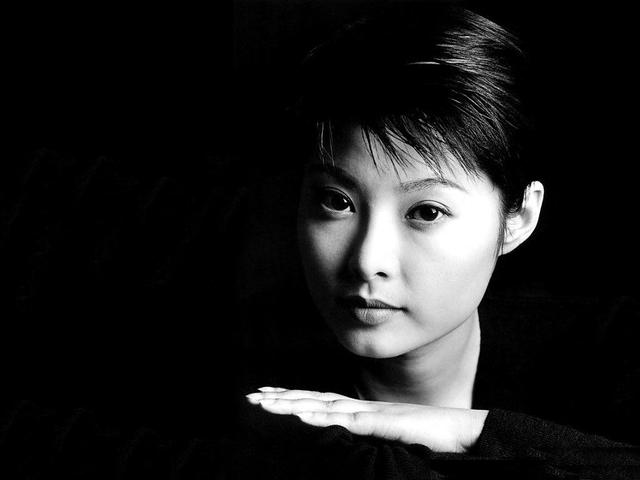 突然三婚、刚网友、丈夫小她11岁，46岁袁立终于把自己活成杜小月