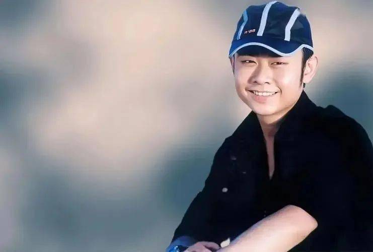 刀郎前妻杨娜抛弃40天女儿失踪，10年后刀郎爆火，她选择后悔讨好