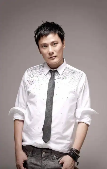 “情痴”张信哲:55岁仍未婚,他的破碎爱情就像一首带泪的情歌