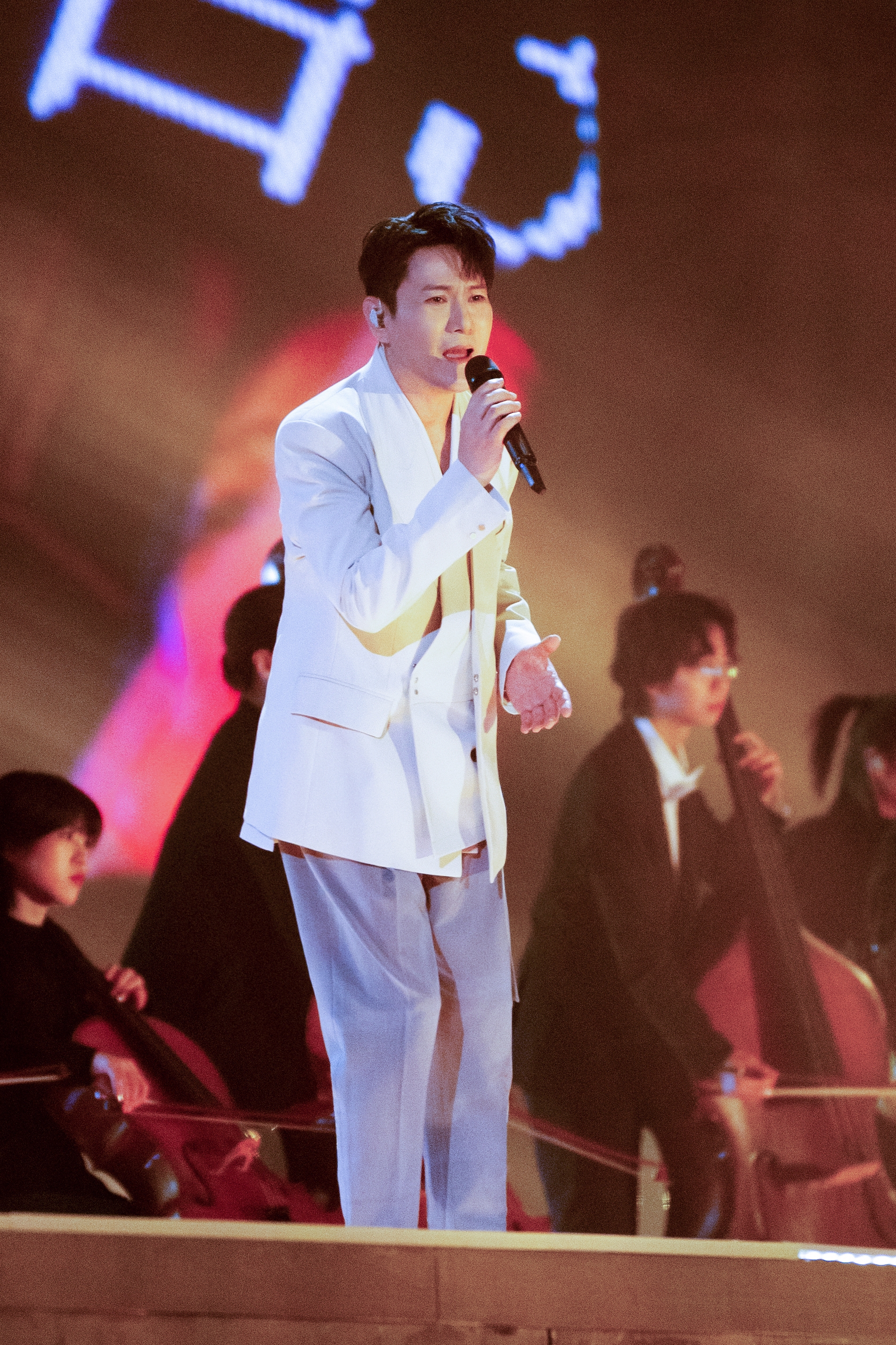 三台跨年晚会七首歌,“情歌王子”张信哲的歌迷集体过年了