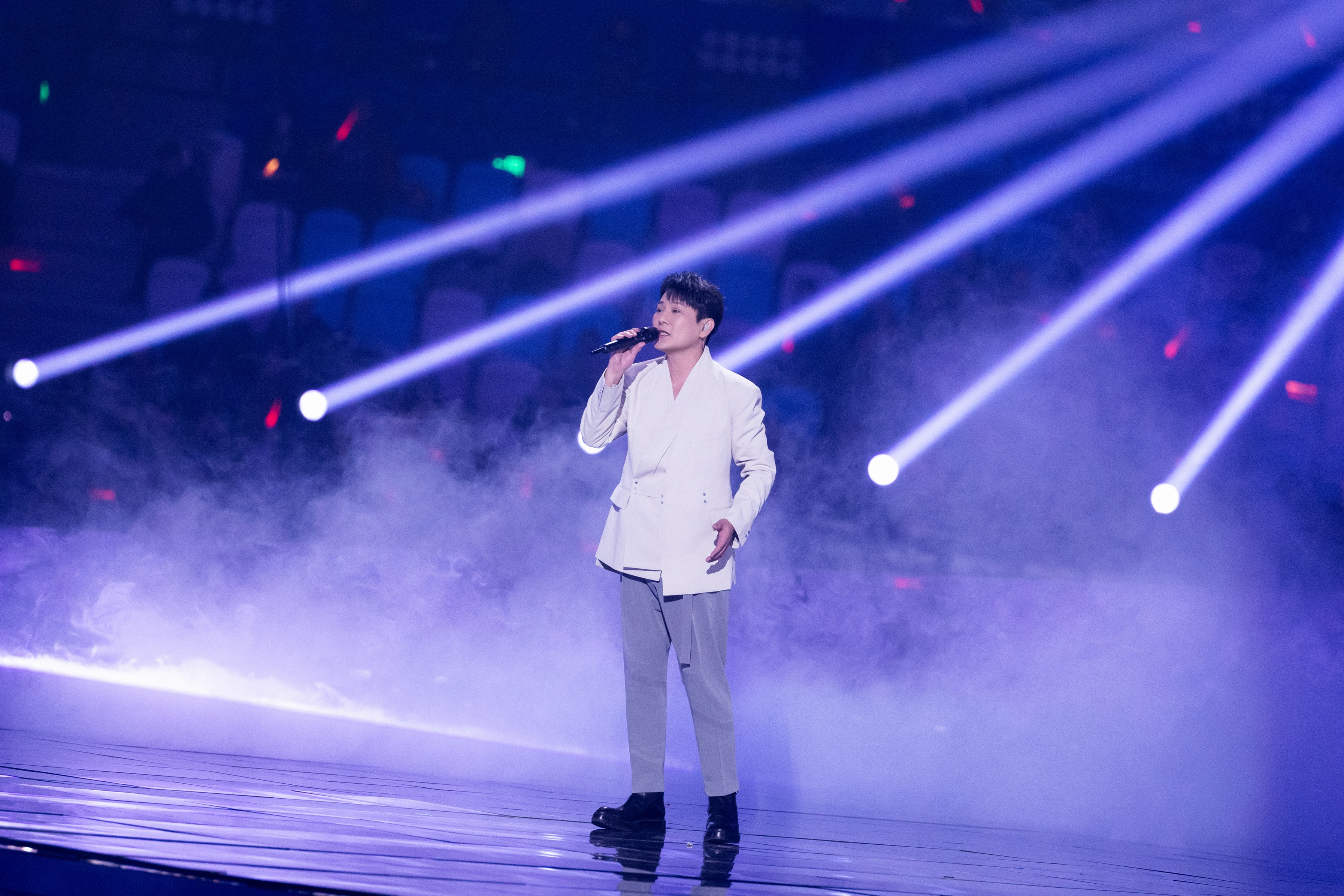 三台跨年晚会七首歌,“情歌王子”张信哲的歌迷集体过年了