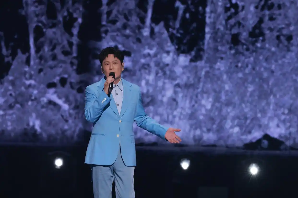 跨年晚会高光瞬间：舞美精致，“情歌王子”张信哲唱响经典