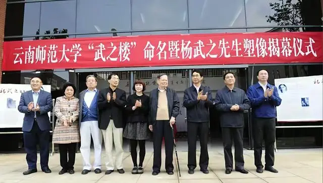 杨振宁去世3天，众人自发前往吊唁，回看过往，他竟被误解很多年