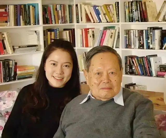 杨振宁去世3天，众人自发前往吊唁，回看过往，他竟被误解很多年