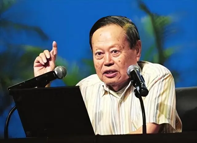 杨振宁去世3天，众人自发前往吊唁，回看过往，他竟被误解很多年