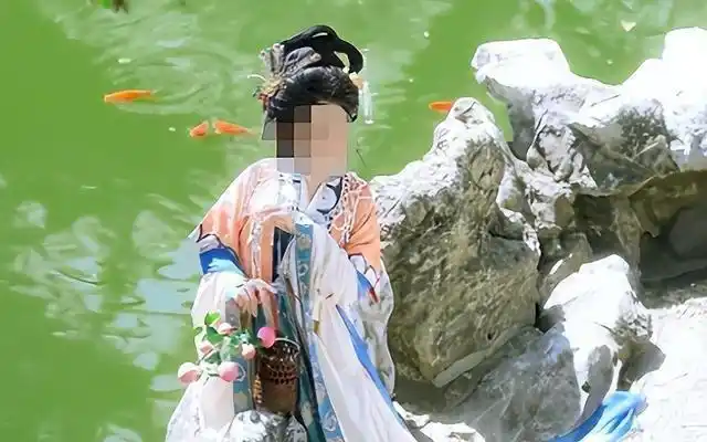 19岁美少女校园遇害,拒绝搭讪遭刺身,残忍血案令人心碎