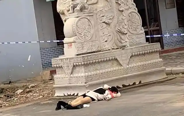 19岁美少女校园遇害,拒绝搭讪遭刺身,残忍血案令人心碎