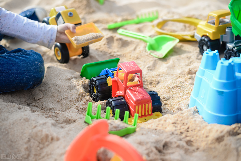 沙池里的“水管工”，玩沙是孩子们最喜欢的游戏活动之一