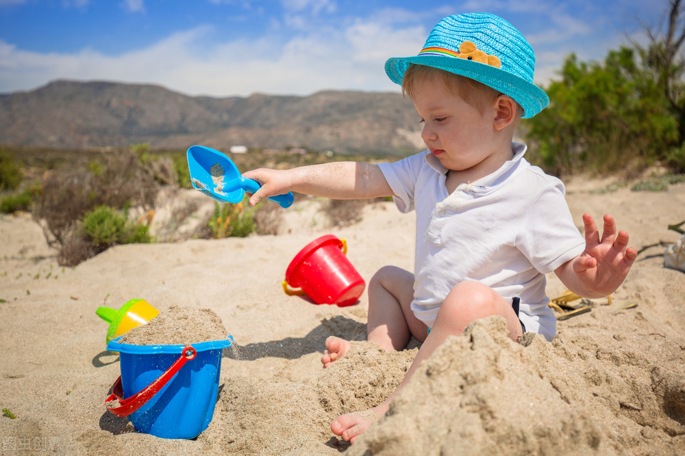 沙池里的“水管工”，玩沙是孩子们最喜欢的游戏活动之一