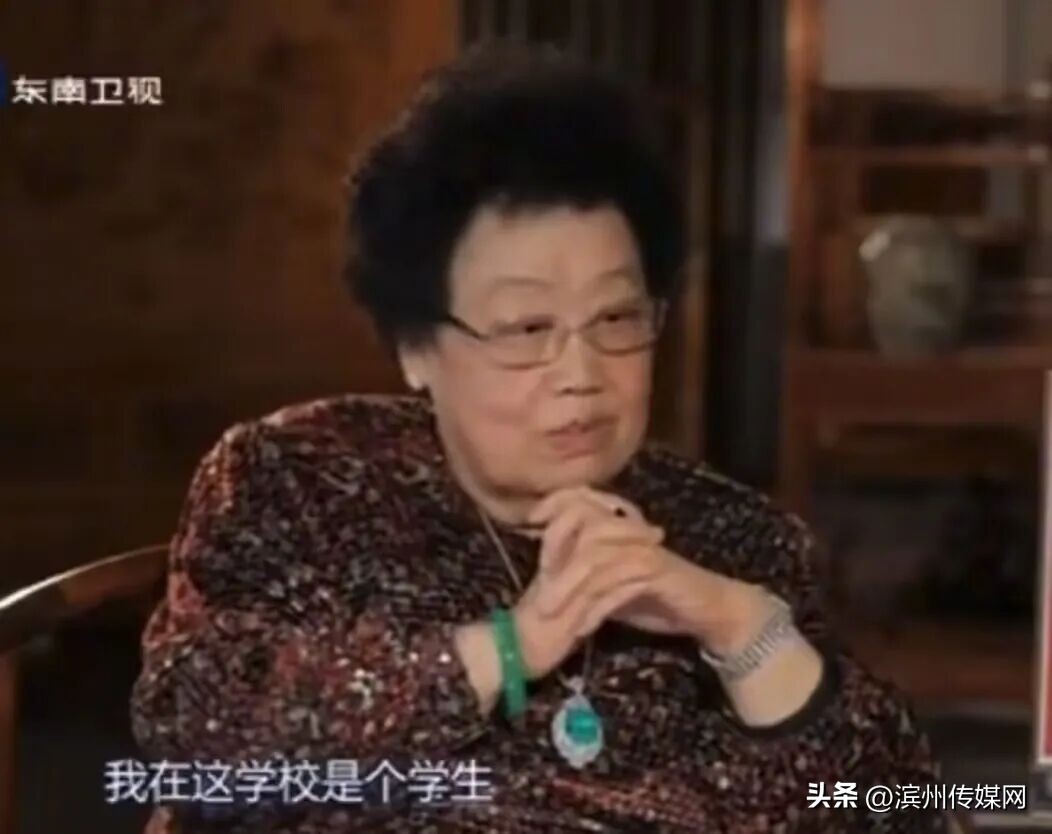 陈丽华曾公布全家福,她与爱人迟重瑞站中间,儿子赵勇、女儿赵莉、赵敏、养女王镰相伴左右;给女孩子定家规:永远不许吃男孩子的饭