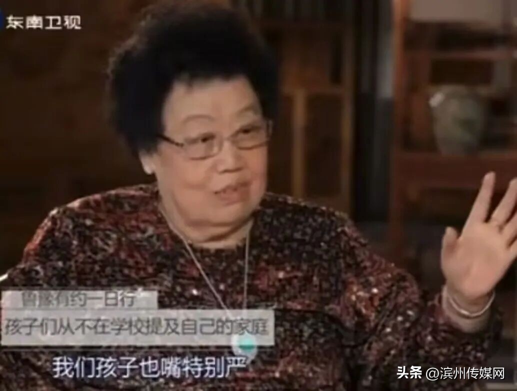 陈丽华曾公布全家福,她与爱人迟重瑞站中间,儿子赵勇、女儿赵莉、赵敏、养女王镰相伴左右;给女孩子定家规:永远不许吃男孩子的饭