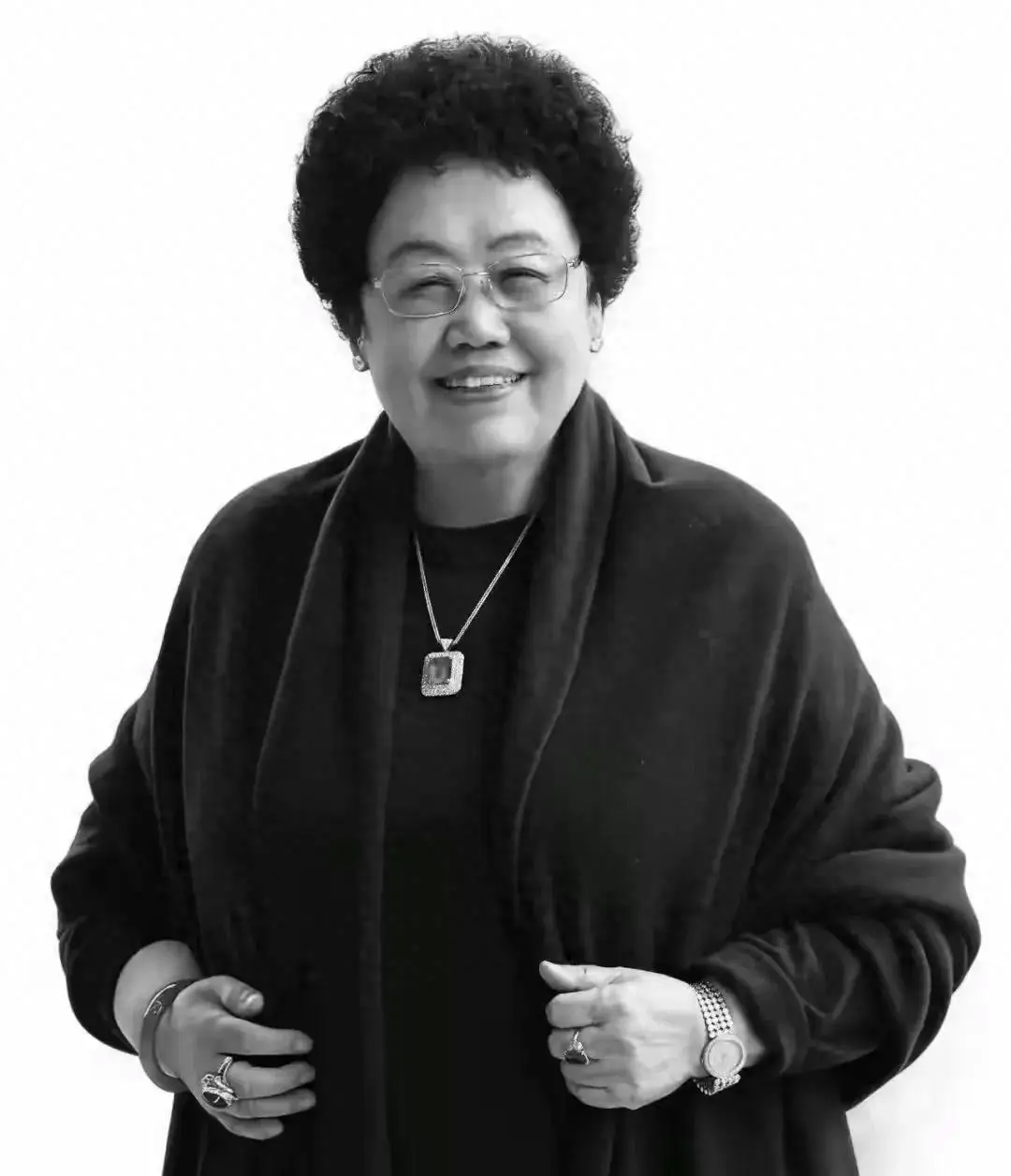 陈丽华个人简介：两段婚姻，与前夫育有一儿两女