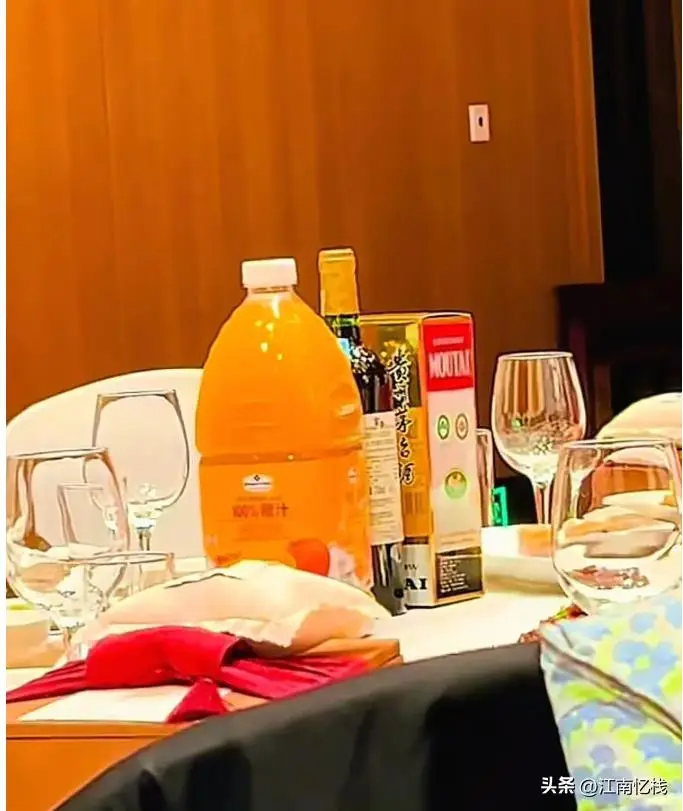 刘欢女儿结婚，现场曝光，染红发很漂亮，卢璐打扮喜庆，新郎帅气