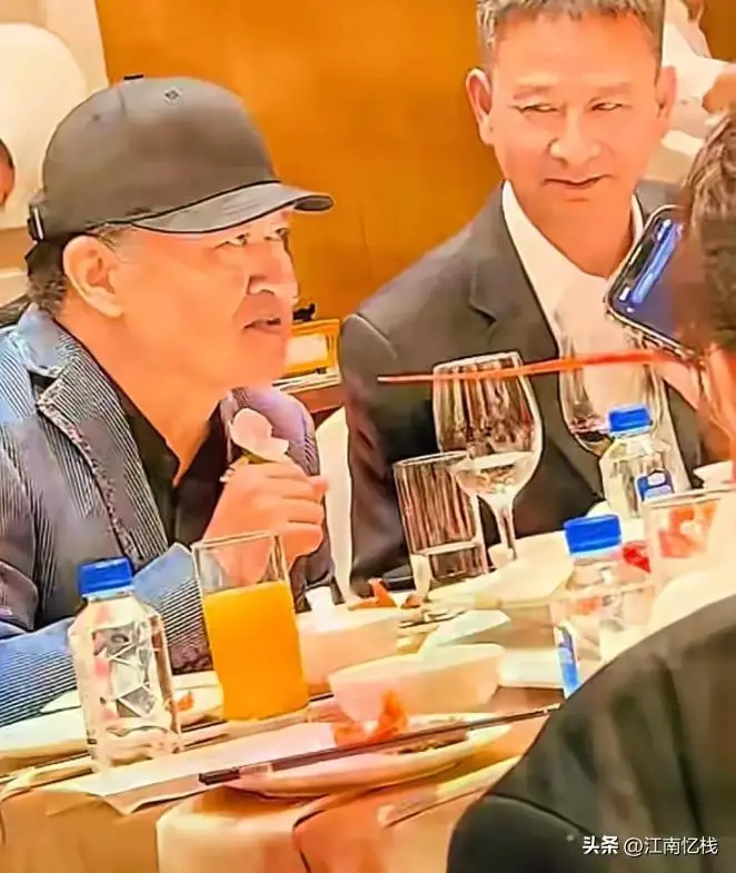 刘欢女儿结婚，现场曝光，染红发很漂亮，卢璐打扮喜庆，新郎帅气