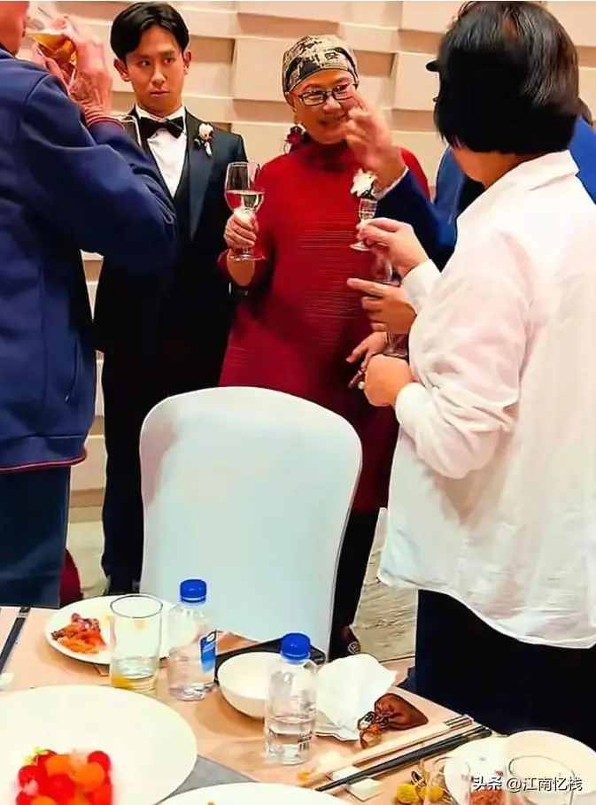 刘欢女儿结婚，现场曝光，染红发很漂亮，卢璐打扮喜庆，新郎帅气