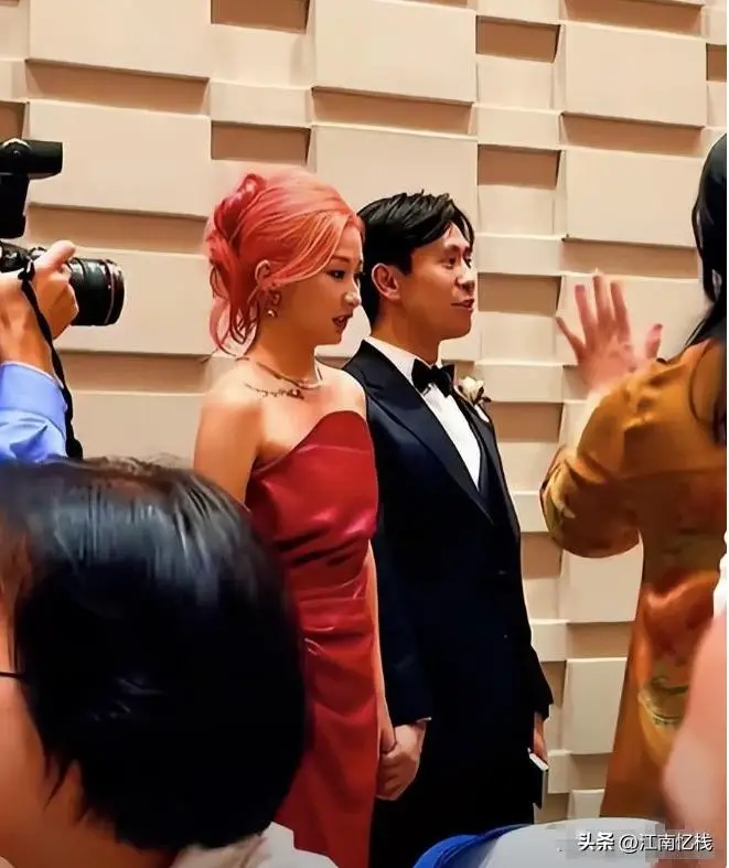 刘欢女儿结婚，现场曝光，染红发很漂亮，卢璐打扮喜庆，新郎帅气