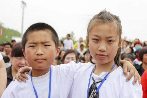宝爸姓李，宝妈姓周，给龙凤胎起名那叫一个绝，众人：太有才了