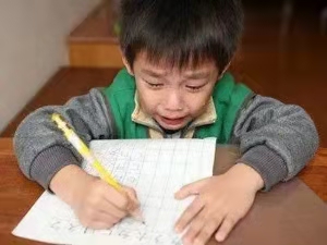 给孩子起名“吴赖”，谁知护士把名字打错，父母将错就错：不改了