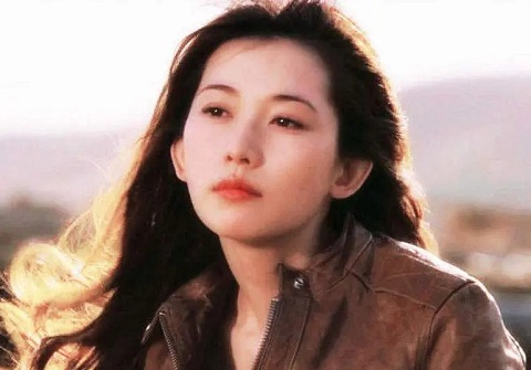 射手女越冷漠越喜欢你，克制的爱压抑在心里