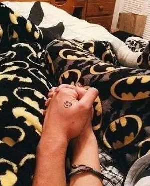 权志龙小松菜奈晒背影合照疑似公开恋情？粉丝：P图不约！