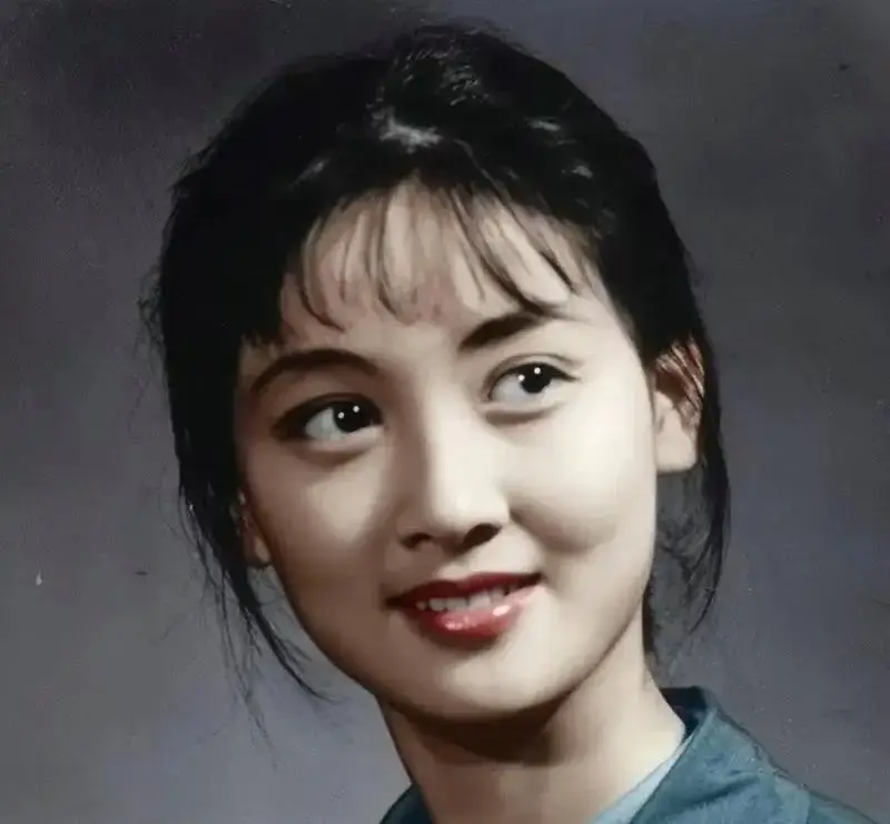 68岁邓婕：离婚协议成她一生的痛，继子不争气，养女越长越像丈夫