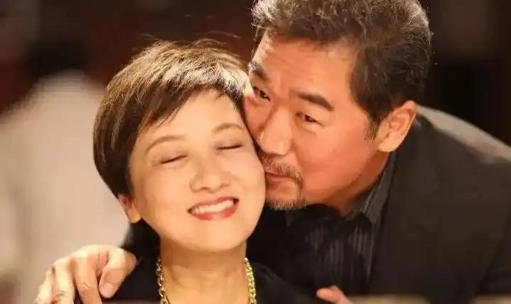 张国立感言：罗秀春恩人般存在，邓婕挚爱，双女主写就辉煌人生