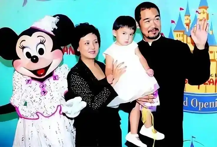 张国立与罗秀春离婚的34年：他再婚有烦恼，她至今单身牵挂儿子