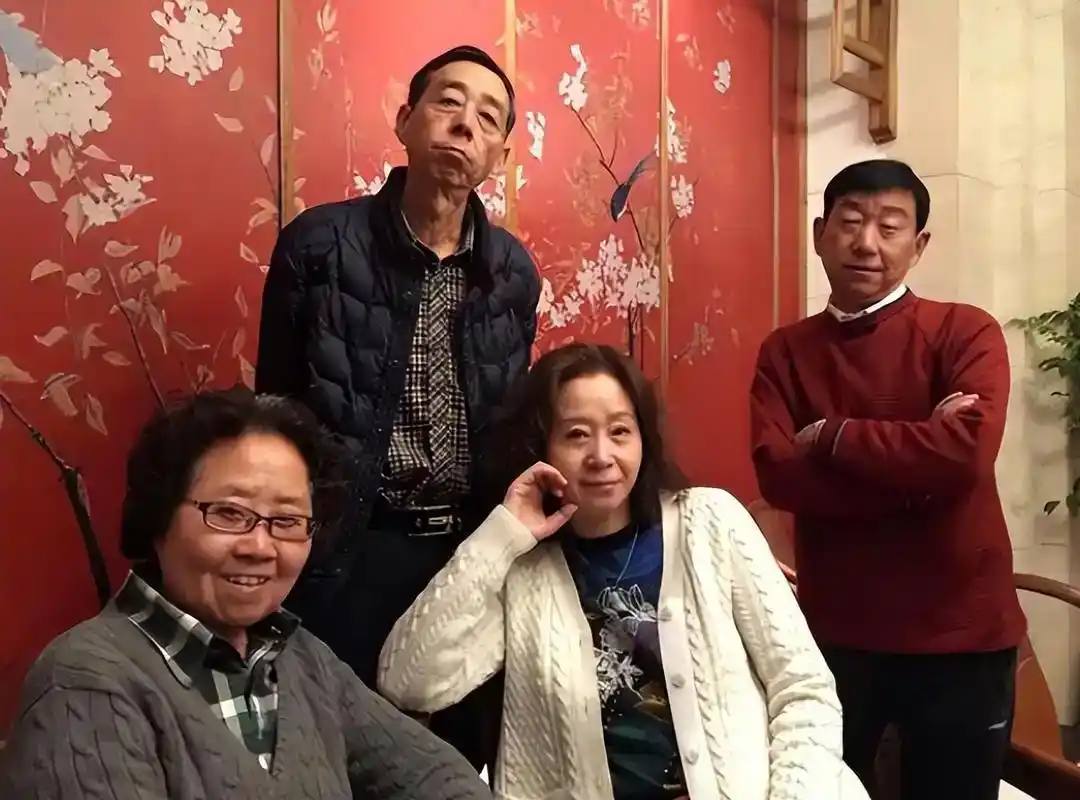 张国立与罗秀春离婚的34年：他再婚有烦恼，她至今单身牵挂儿子