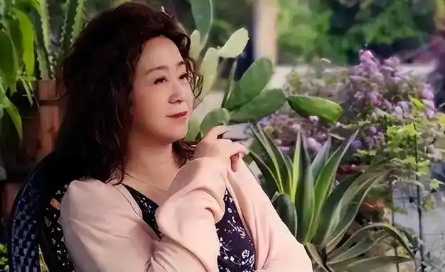 张国立与罗秀春离婚的34年：他再婚有烦恼，她至今单身牵挂儿子