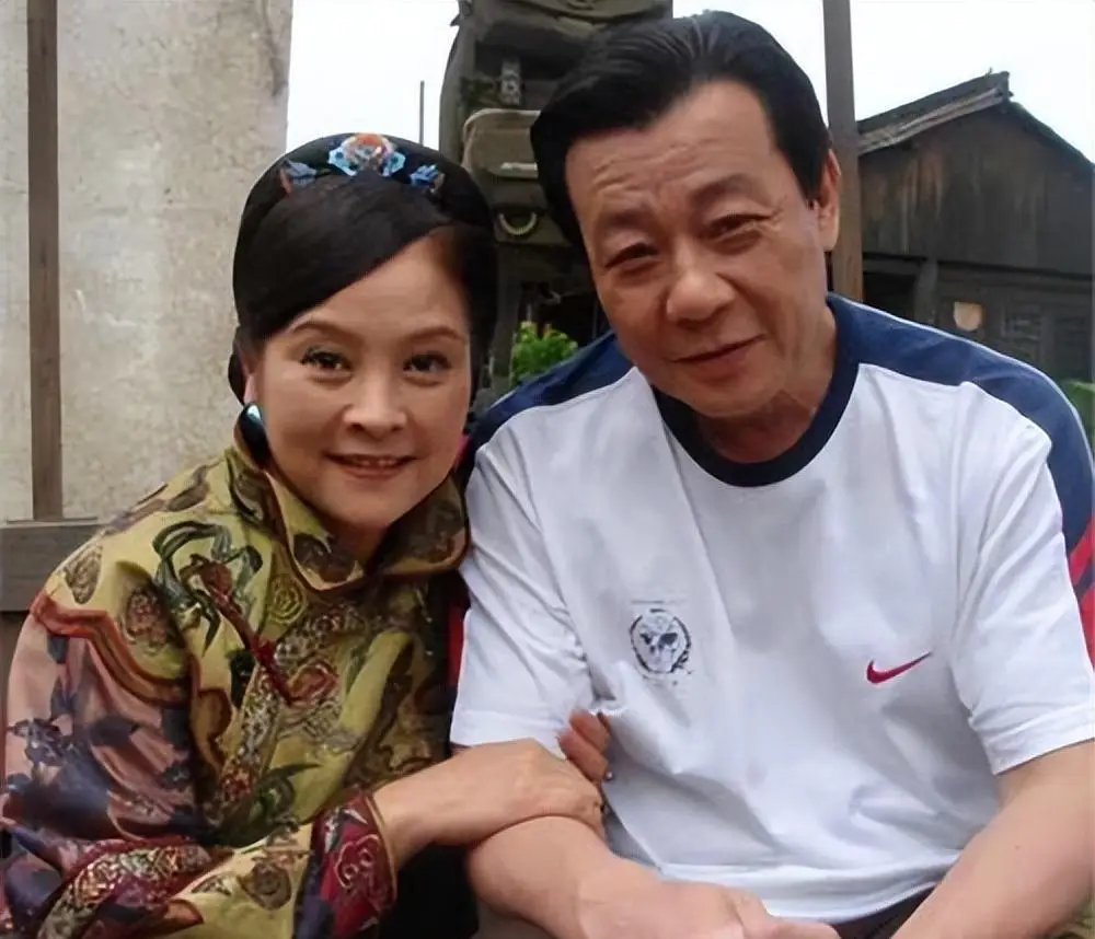 坐拥双妻的演员寇世勋,受访时说:来世不会再娶两个老婆,太累了