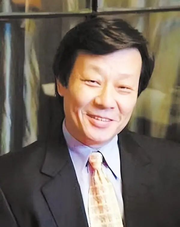 坐拥双妻的演员寇世勋,受访时说:来世不会再娶两个老婆,太累了