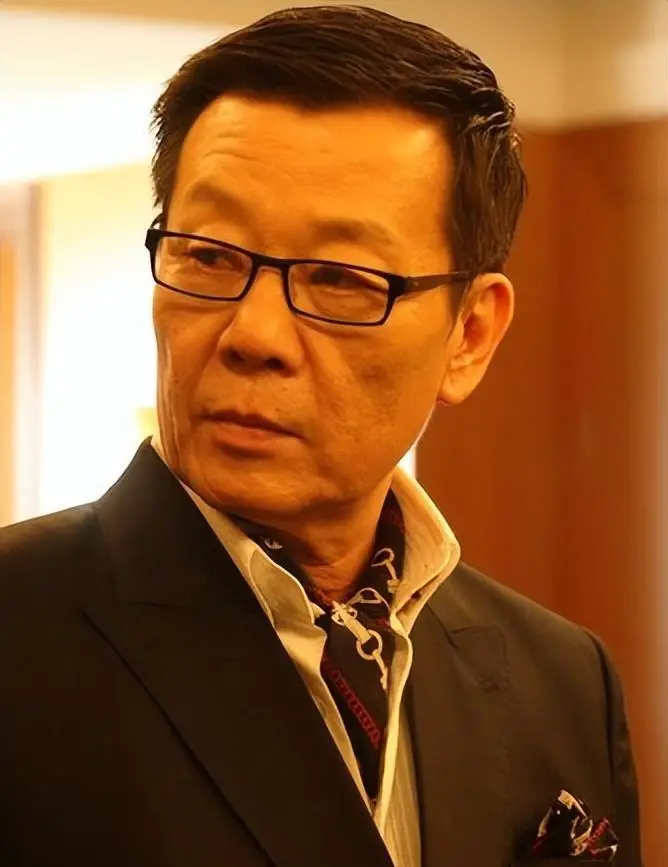 坐拥双妻的演员寇世勋,受访时说:来世不会再娶两个老婆,太累了