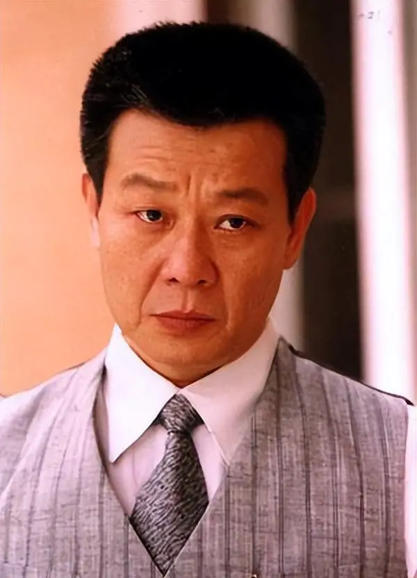 坐拥双妻的演员寇世勋,受访时说:来世不会再娶两个老婆,太累了