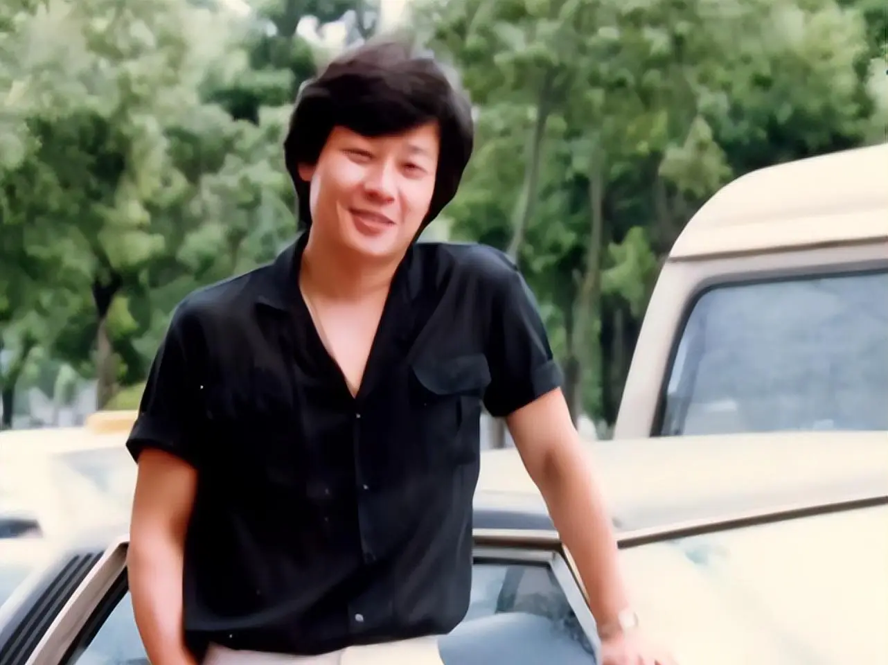 坐拥双妻的演员寇世勋,受访时说:来世不会再娶两个老婆,太累了