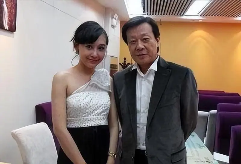 坐拥双妻的演员寇世勋,受访时说:来世不会再娶两个老婆,太累了