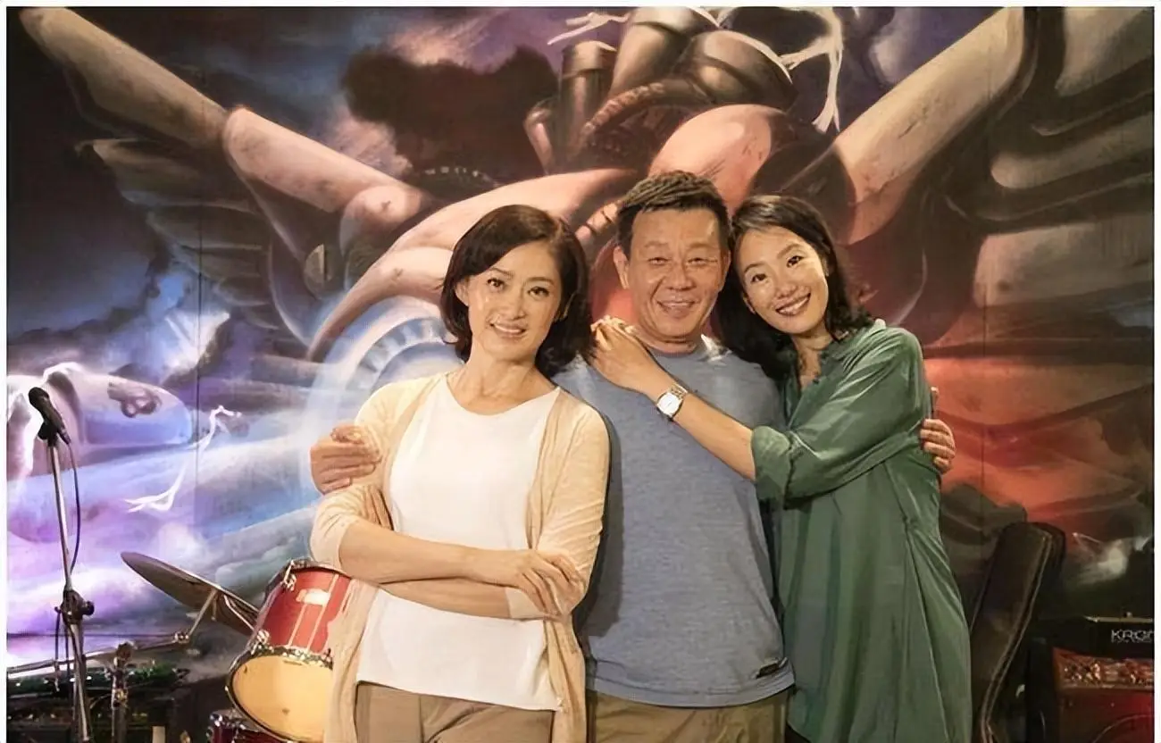 将情人带回家与原配共处多年，寇世勋的双妻人生，如今怎样？