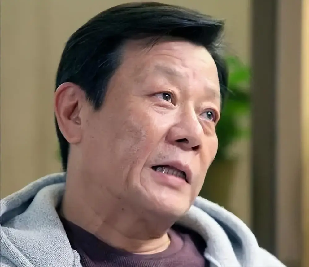 2位妻子楼上楼下住，鸡飞狗跳30年，“老戏骨”寇世勋称：太累了